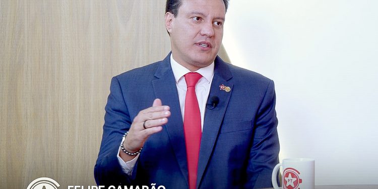 Secretário Rubens Pereira fala em programa local sobre as causas que podem influenciar em decisões desfavoráveis para entendimento entre Dinistas e Brandonistas e leva a crer que Camarão “nadou e morreu na praia”.