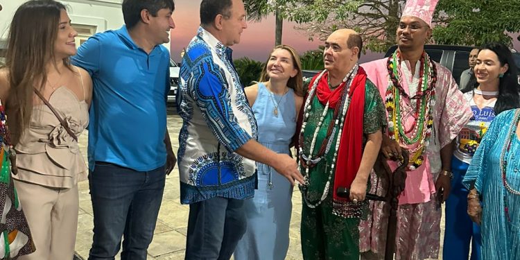 Carlos Brandão e Iracema Vale prestigiam a tradicional Procissão dos Orixás